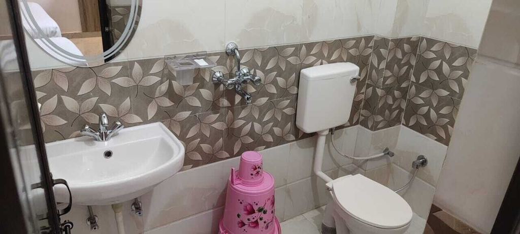 Bathroom 3, Devvanshi Palace, Varanasi