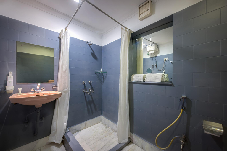 Bathroom 4, Treebo Green View, Park Circus, Kolkata