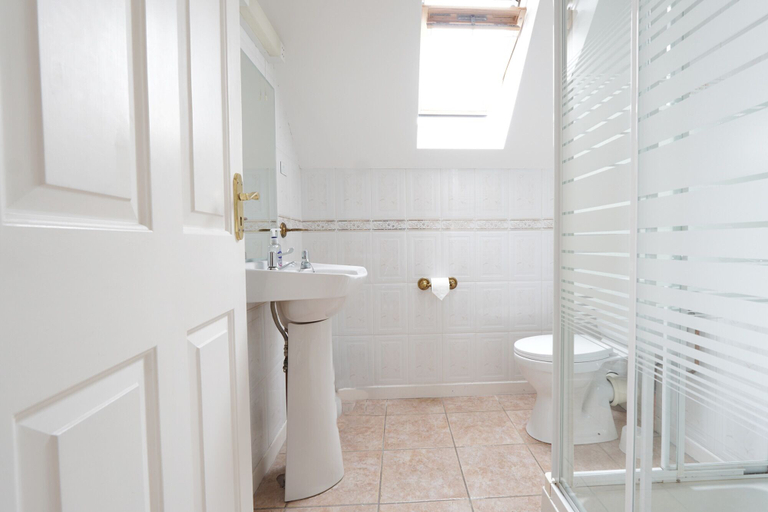 Bathroom 3, Ashville Guesthouse