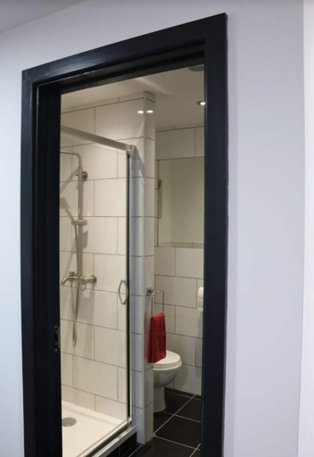 Bathroom 4, Studio - Sleeps 2 - Parking - Wifi, Nottingham