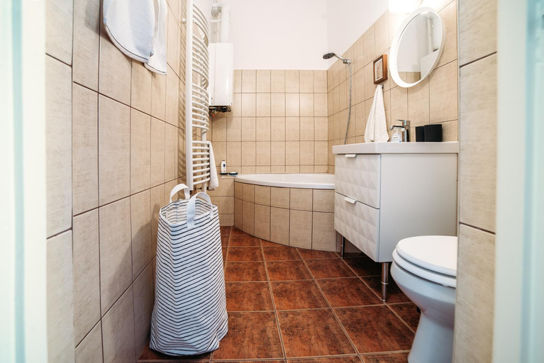 Bathroom 2, Spacious Apartment near Liget Budapest, Budapesti