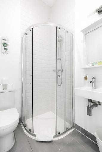 Bathroom 4, Wembar Hotel, London
