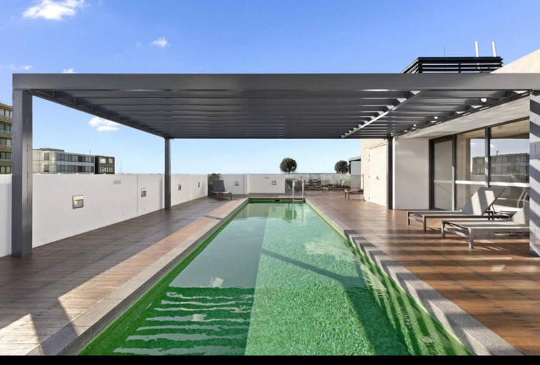 Sport & Beauty 2, Modern Spacious City Pad with Rooftop Pool and Gym, Sydney