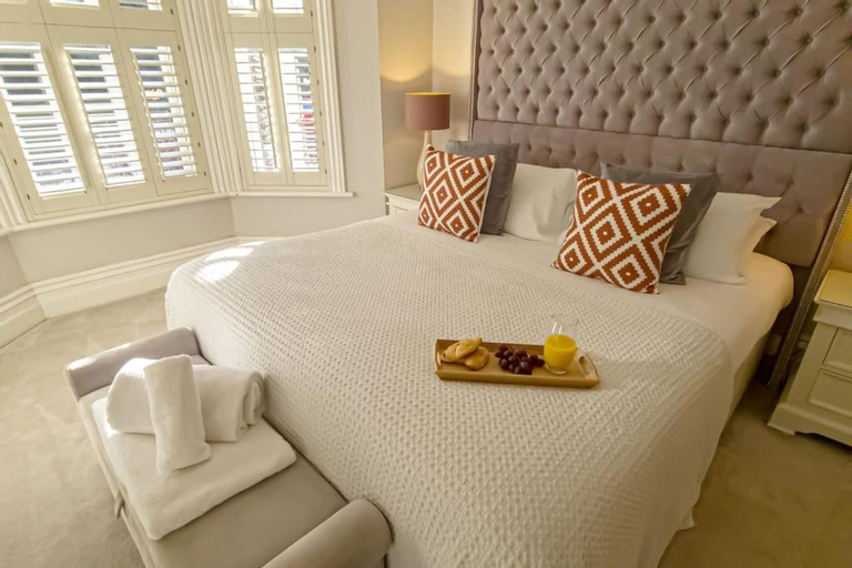 Bedroom 2, Large family Apartment, walking distance to beach with Private Garden & Parking, Bournemouth