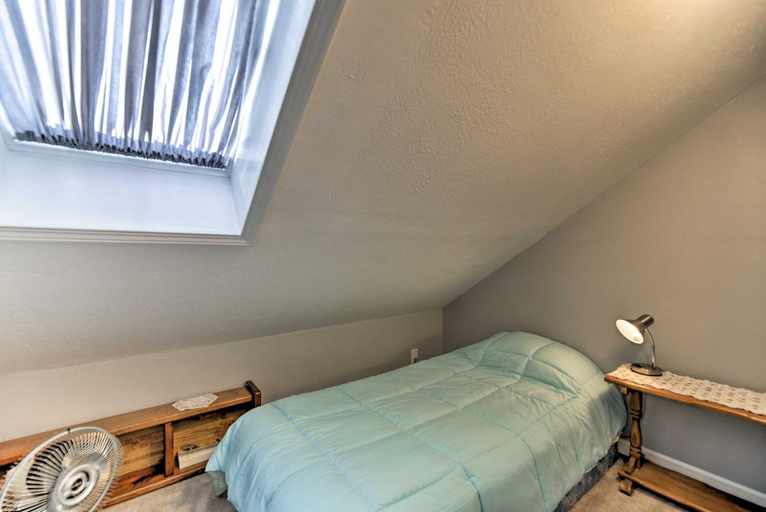 Bedroom 2, Charming Historic Condo - Walk to Downtown and UW, Albany