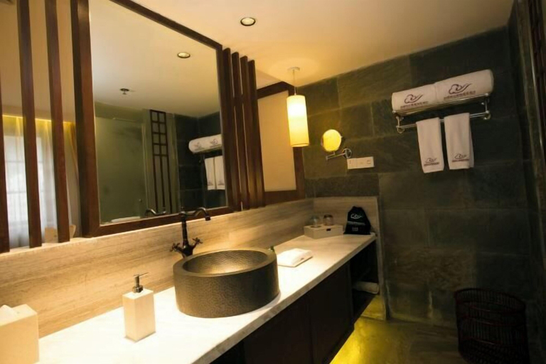 Bathroom, Gongga cliff Hot Spring Hotel, Garzê Tibetan