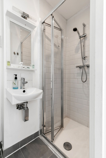 Bathroom 4, Wembar Hotel, London