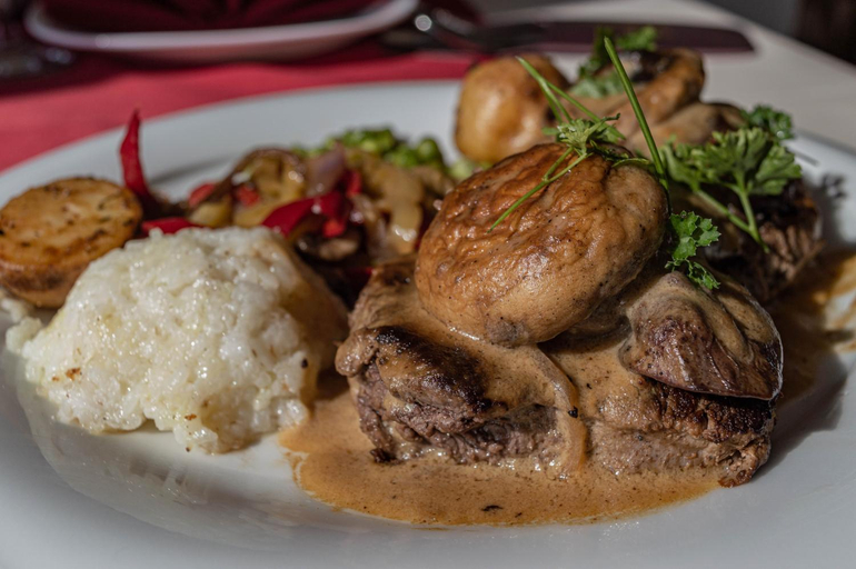 Food & Drinks 5, Hotel IDEAL Deluxe, Novi Pazar