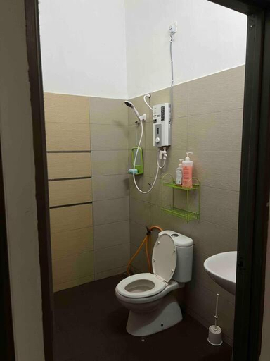 Bathroom 3, Azzahra Homestay Pekan Fully Aircond, Pekan