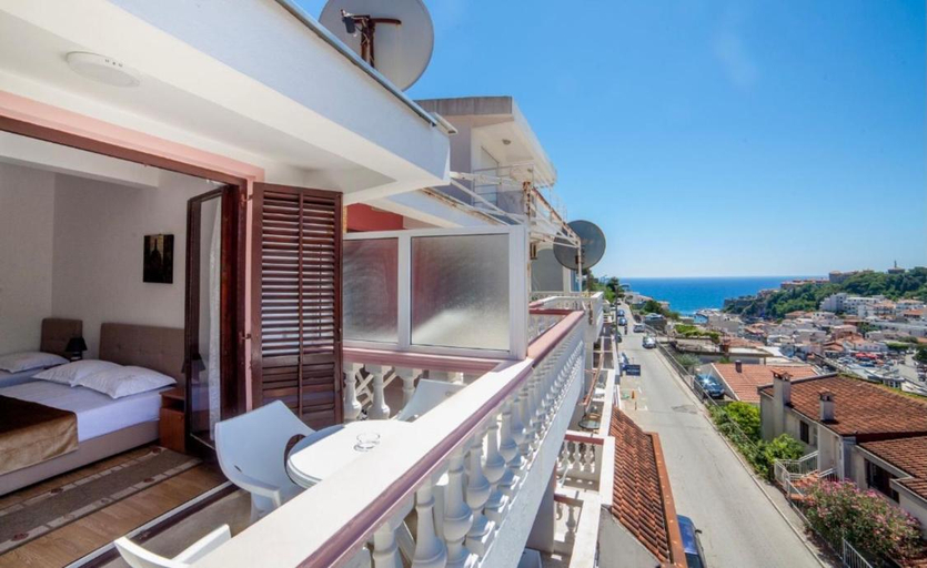 Others 5, Castello Apartments