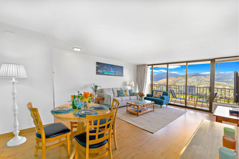 Food & Drinks 5, High Floor Mountain View with King or Queen Bed and Parking, Honolulu