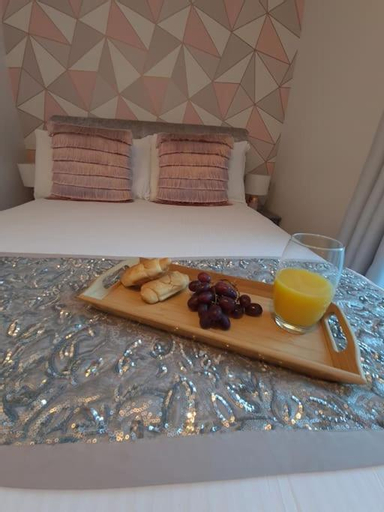 Food & Drinks 5, Large family Apartment, walking distance to beach with Private Garden & Parking, Bournemouth