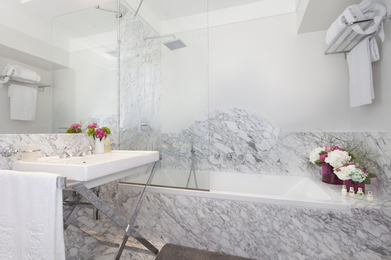 Bathroom 5, Grand Hotel Cocumella, Napoli