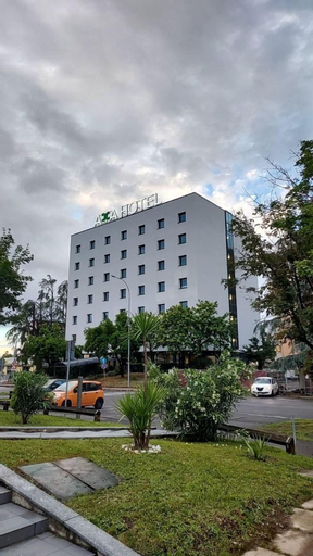 Exterior & Views 15
