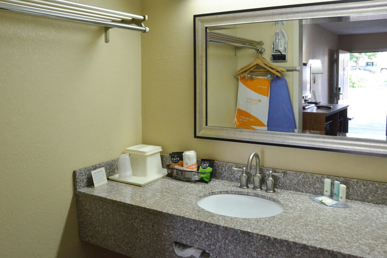 Bathroom 4, Quality Inn Bowling Green South, Warren