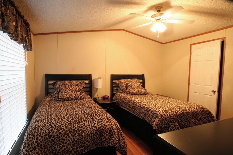 Bedroom 2, Eagle Ford Village Suites Dilley, Frio