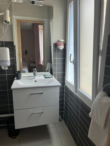 Bathroom 3, Le Central Hôtel, Deux-Sèvres