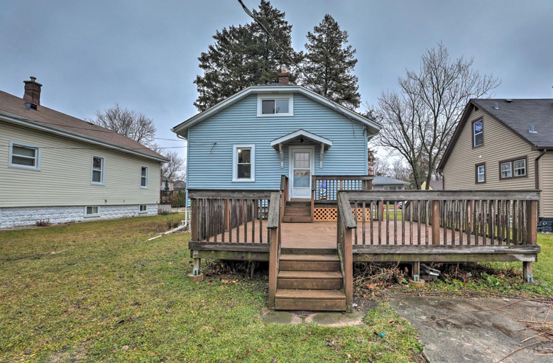 Cozy Westmont Home Walk to Metra Station!, Dupage
