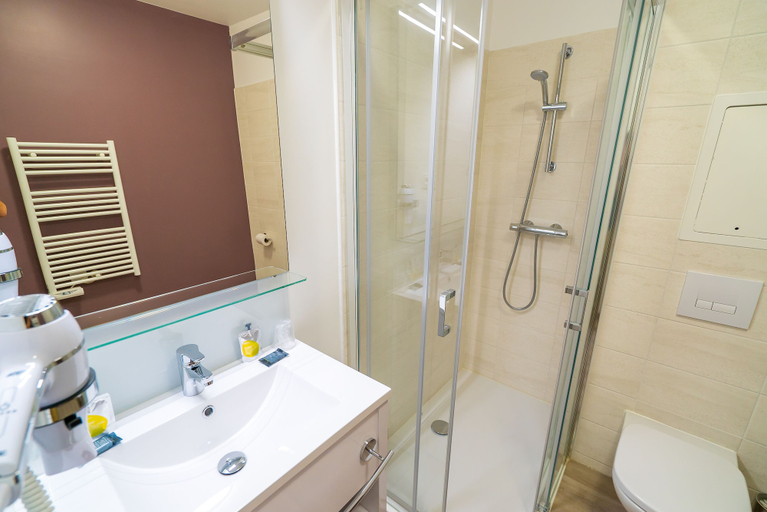 Bathroom 4, All Suites Appart Hôtel | Choisy-le-Roi, Val-de-Marne