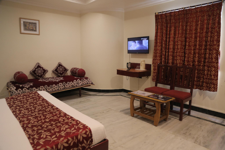 Bedroom 2, Hotel Sri Sabthagiri, Puducherry