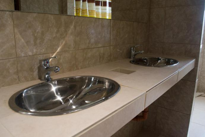 Bathroom, Edelweiss Hostel, Lago Argentino