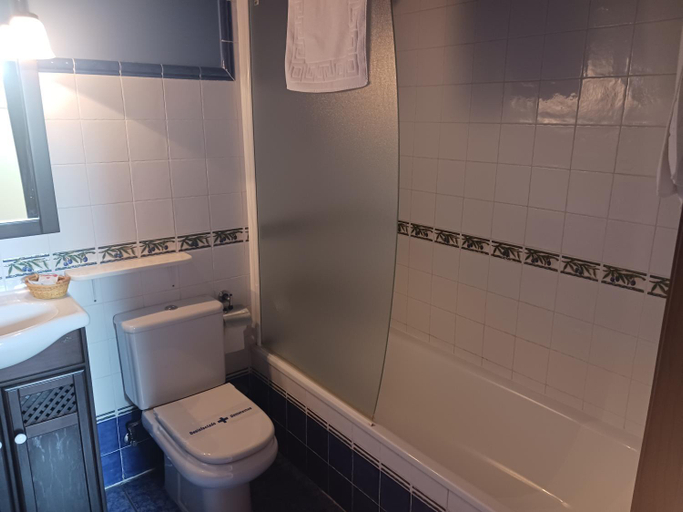 Bathroom 2, Hotel Restaurante Dona Elvira, Valladolid