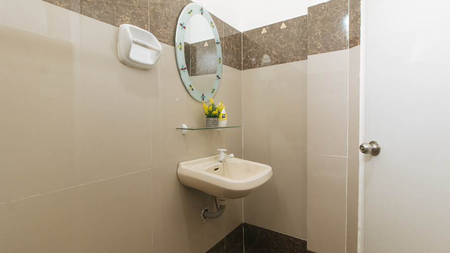 Bathroom 5, RedDoorz @ Socor Residences Iligan City, Iligan City