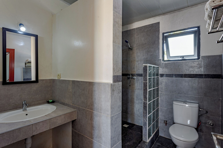 Bathroom 3, Hotel H1 Manakara SCHM, Vatovavy Fitovinany