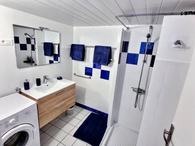 Bathroom 2, Au detroit urbain - T2 Cosy et Chic, Loire-Atlantique