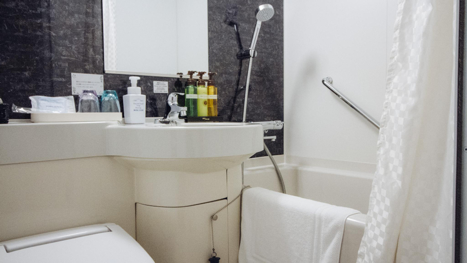 Bathroom 18