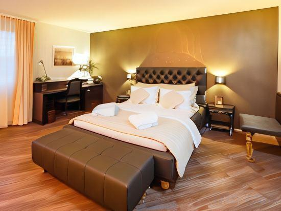 Others 5, Business Hotel First, Höfe