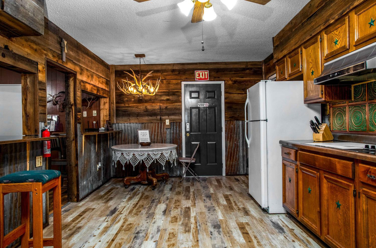 Others 3, 3H Ranch Mountain Retreat, Bandera