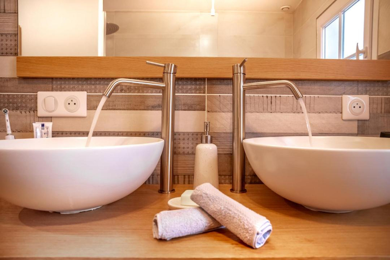 Bathroom 4, Mas de Ceoulet - Villa de Luxe en Camargue, Bouches-du-Rhône