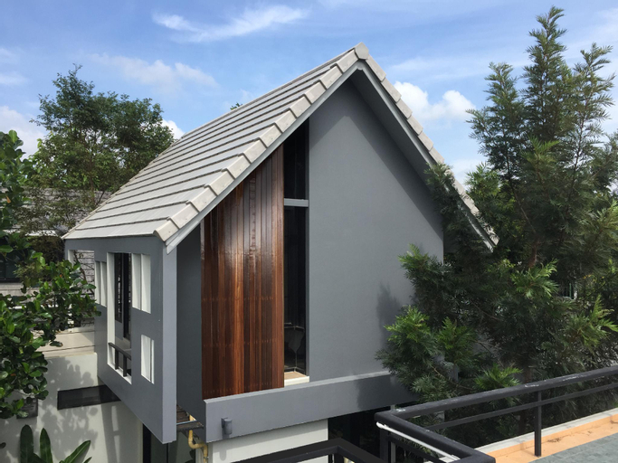 Exterior 3