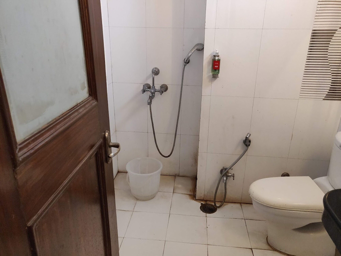 Bathroom, Goroomgo Shanta Inn Lucknow, Lucknow