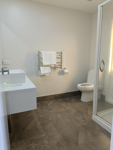 Bathroom 4, The Furlong, South Taranaki