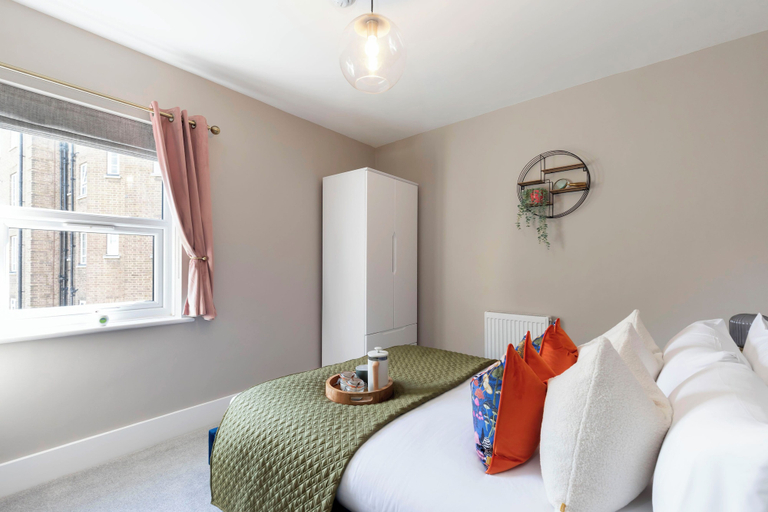 Bedroom 3, Elliot Oliver - Comfortable Five Bedroom Town Centre House With Garden & Garage, Gloucestershire