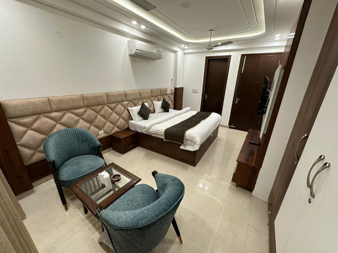 Others 5, The Royal Oakes, Delhi