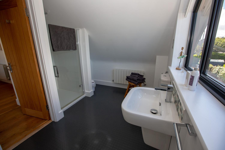 Bathroom 5, St Helen’s House, Cornwall