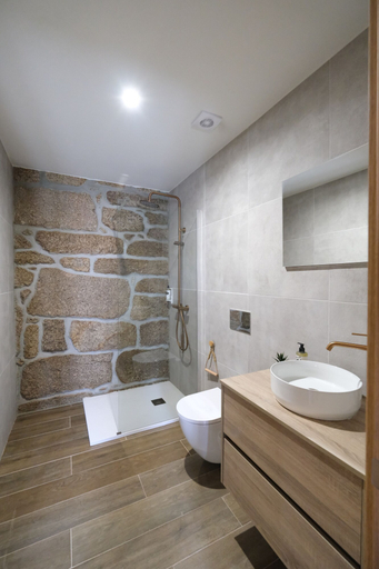 Bathroom 4, JADS Guesthouse, Montalegre