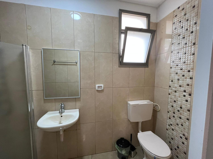 Bathroom 4, צימרים בצפון וסביב כרמיאל בצפון-Amoresכרמיאל והסביבה