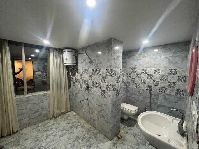 Bathroom 3, Raj Mahal Rooms & Banquet Hall, Patna