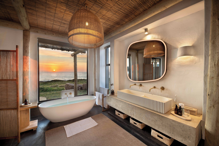 Bathroom, GweGwe Beach Lodge, O.R.Tambo