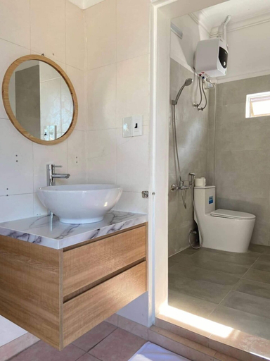 Bathroom 3, Hidden Hue Homestay, Huế