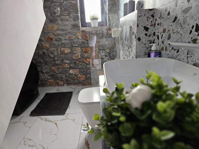 Bathroom 3, Glaroi 3, Central Macedonia