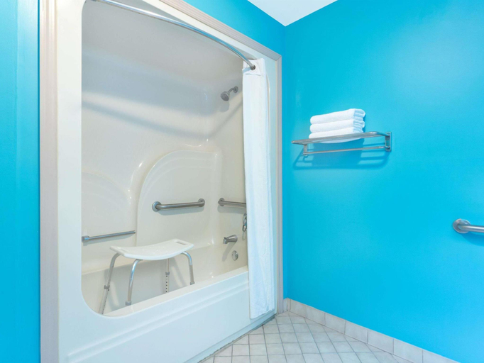Bathroom 4, Super 8 by Wyndham Brunswick South/I-95, Glynn
