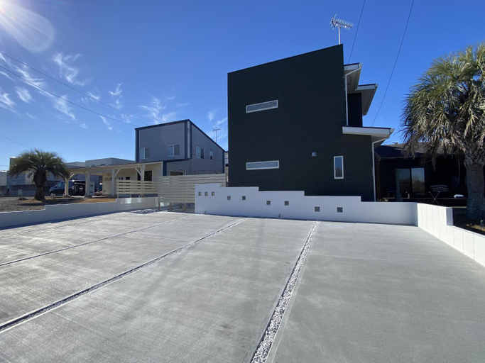 Exterior & Views