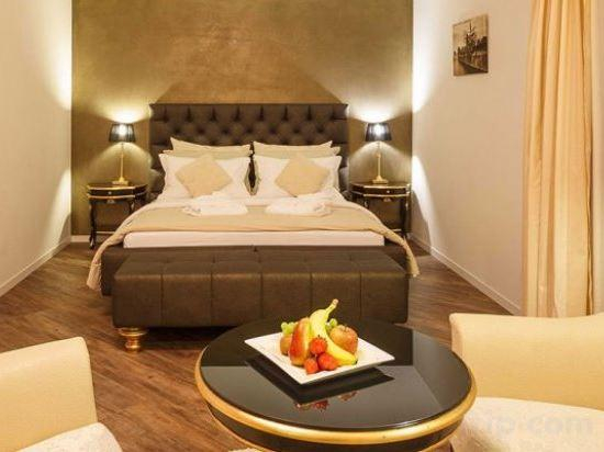 Others 3, Business Hotel First, Höfe