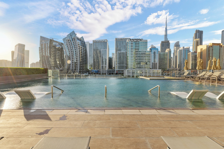 Outdoor pool 5, Waves - Stylish 13th-Floor Studio with Top-Notch Amenities, Dubai