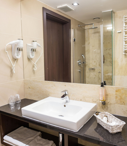 Bathroom 4, DeSilva Premium Opole, Ople